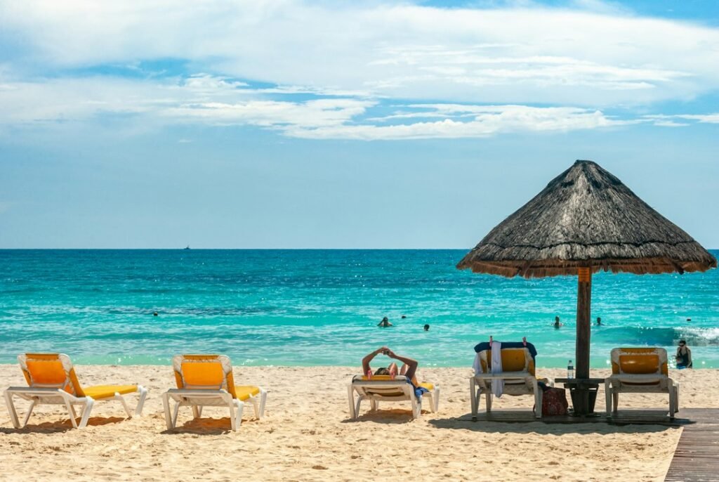 Sombrillas en una playa de arena clara y agua turquesa en Cancún, México