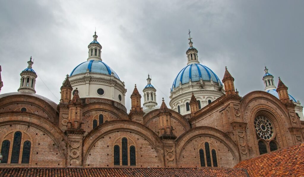 Cúpulas de la Catedral de la Inmaculada Concepción en el centro histórico de Cuenca, Ecuador
