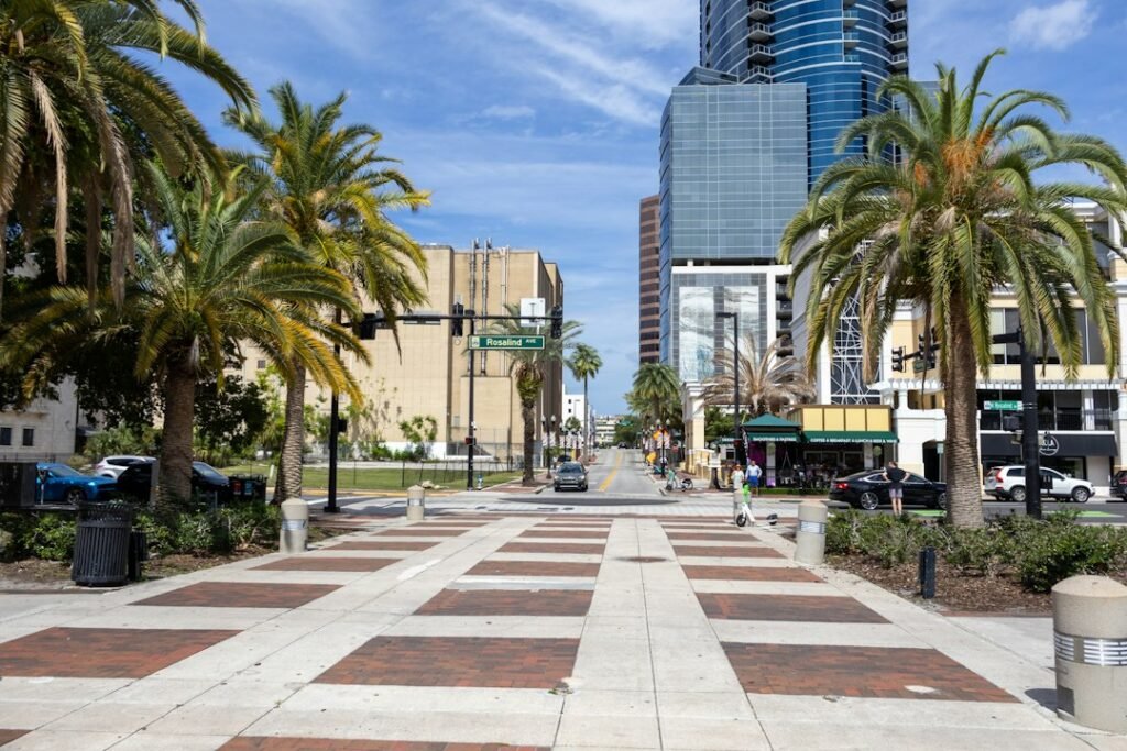 Calle con palmeras y edificios en el centro de Orlando, Florida