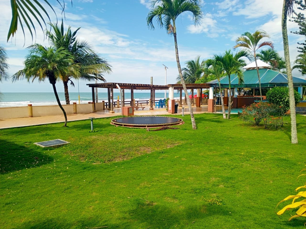Áreas verdes del Resort Playa Almendro